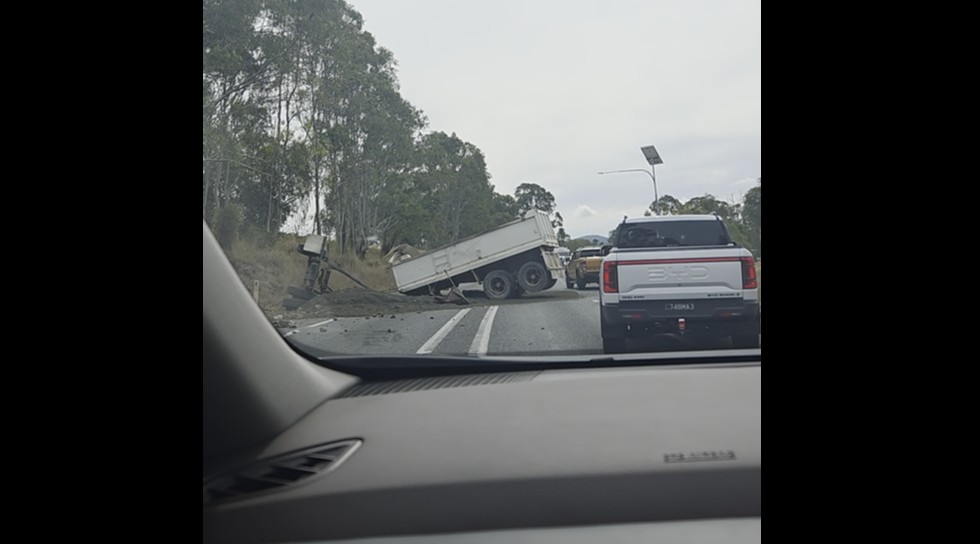 Truck trailer blocks Bruce Highway